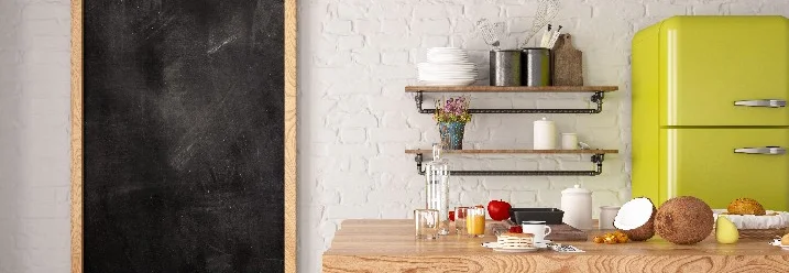 Leere Tafel in moderner Küche